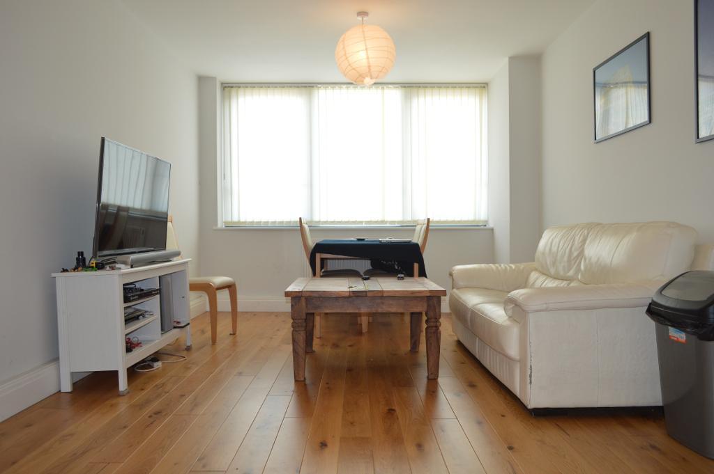2 Bedroom Flat To Let in High Steet, High London, EN5 5UR