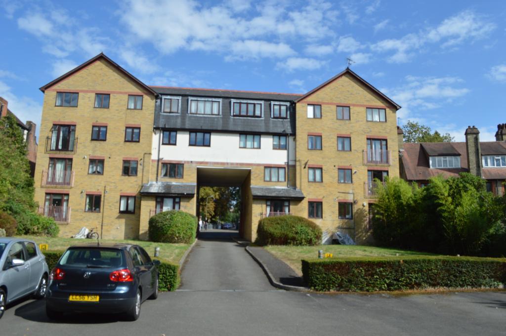 2 Bedroom Flat To Let in Nether Street, North Finchley, London, N12 8EU