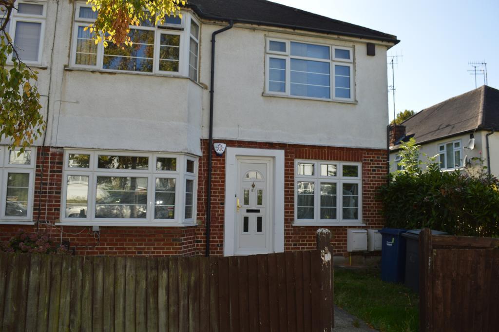 2 Bedroom Flat To Let in Grosvenor Road, Finchley Central, London, N3