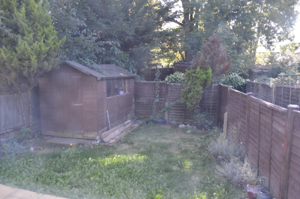 2 Bedroom Flat To Let in Grosvenor Road, Finchley Central, London, N3