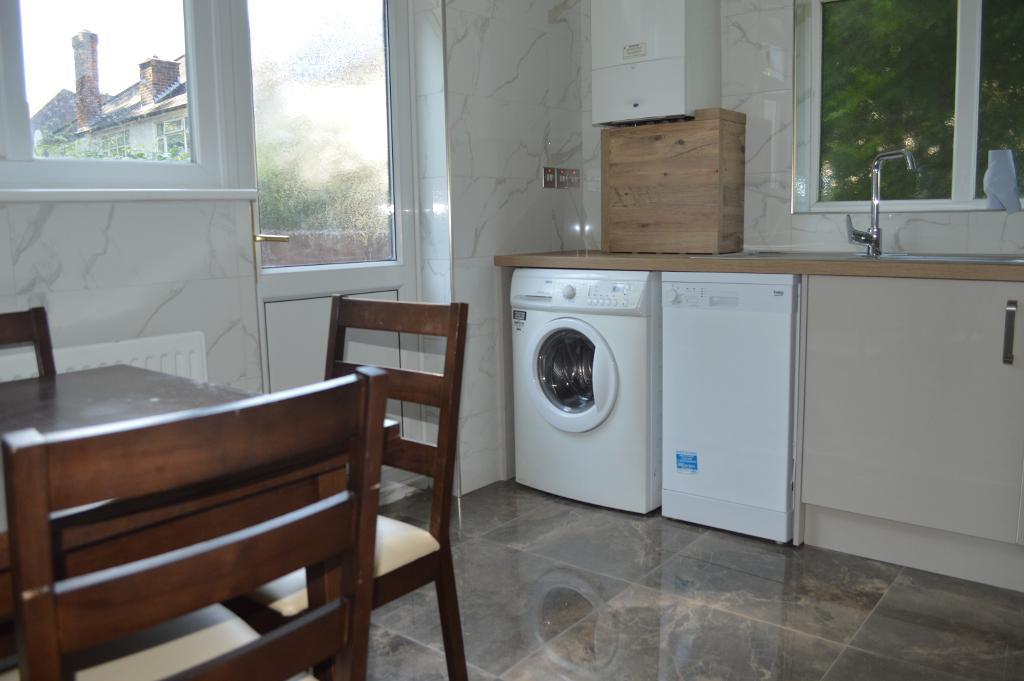 2 Bedroom Flat To Let in Grosvenor Road, Finchley Central, London, N3